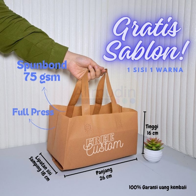 

Goodie Bag 26 × 18 × 16 Tas Spunbond Box Nasi Bento Handle Lipat Samping Custom Sablon