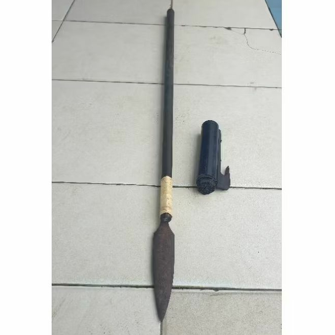 sumpit khas suku dayak  sumpit terbuat dari kayu ulin  panjang sumpit 1 meter