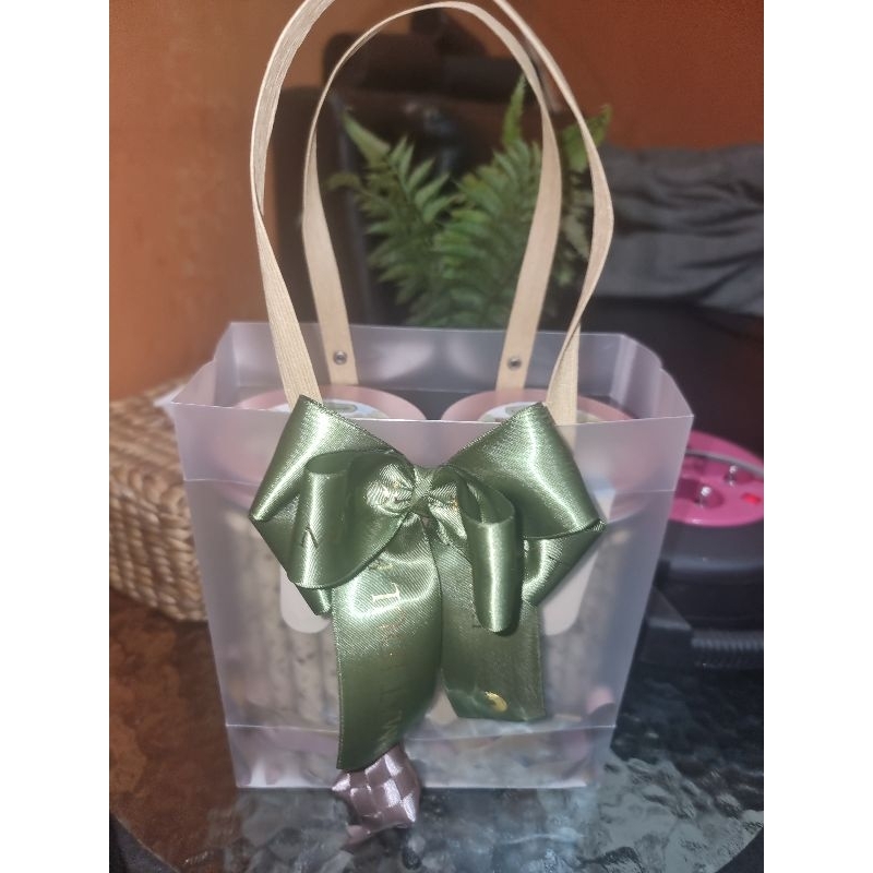 

Hampers lebaran isi 2 toples roola