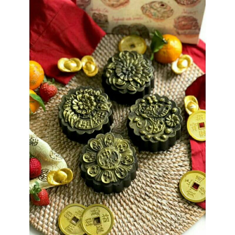 

Chocolate Dipped Brownie Mooncake w strawberry