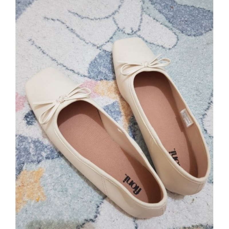 Sepatu Flat Putih fioni
