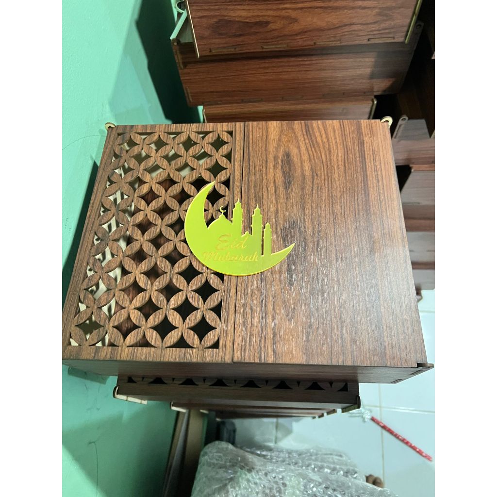 

Box Hampers kayu Idul Fitri Box kue lebaran rustic box kue lebaran lasercuting box hampers premium