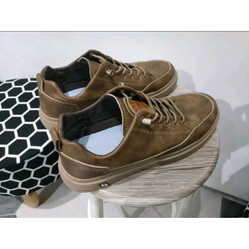 Sepatu Sneakers Kulit Pria Coklat