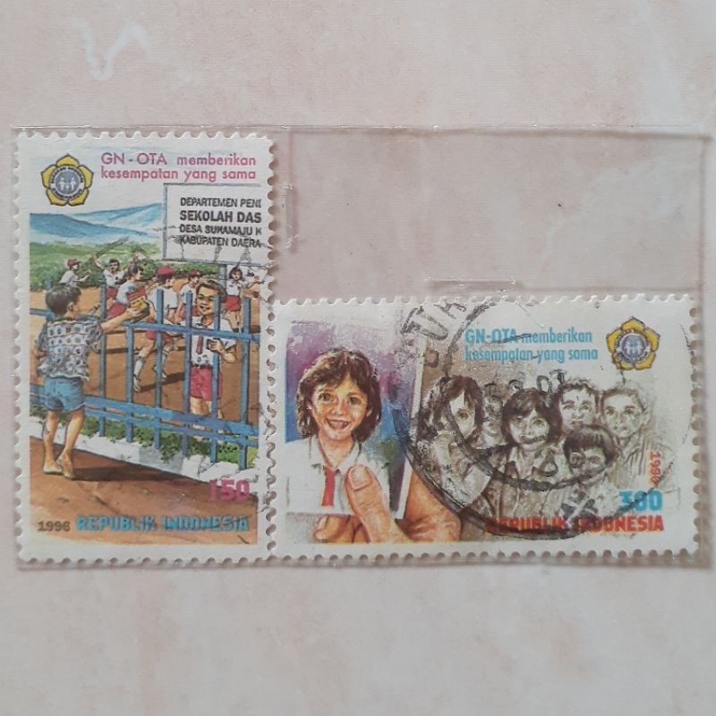 

(ID8) Perangko Indonesia Gerakan Nasional Orang Tua Asuh Tahun 1996 set lengkap 2pcs