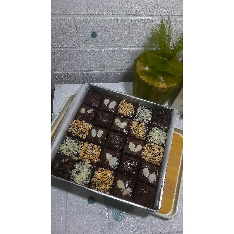 

Fudgy brownies by sweetsha_corner medan sz 20x20 mixtopping