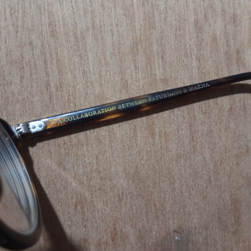 kacamata saturdays X makna