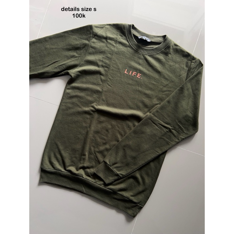 preloved sweater merk details