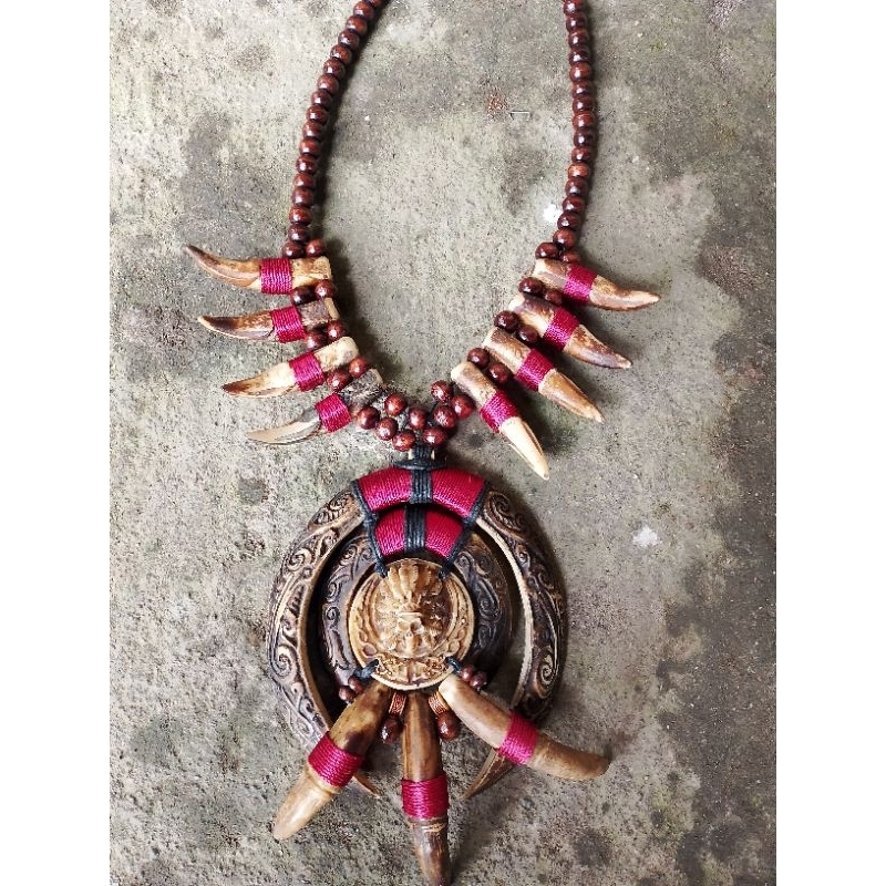 kalung etnik taring babi ukir