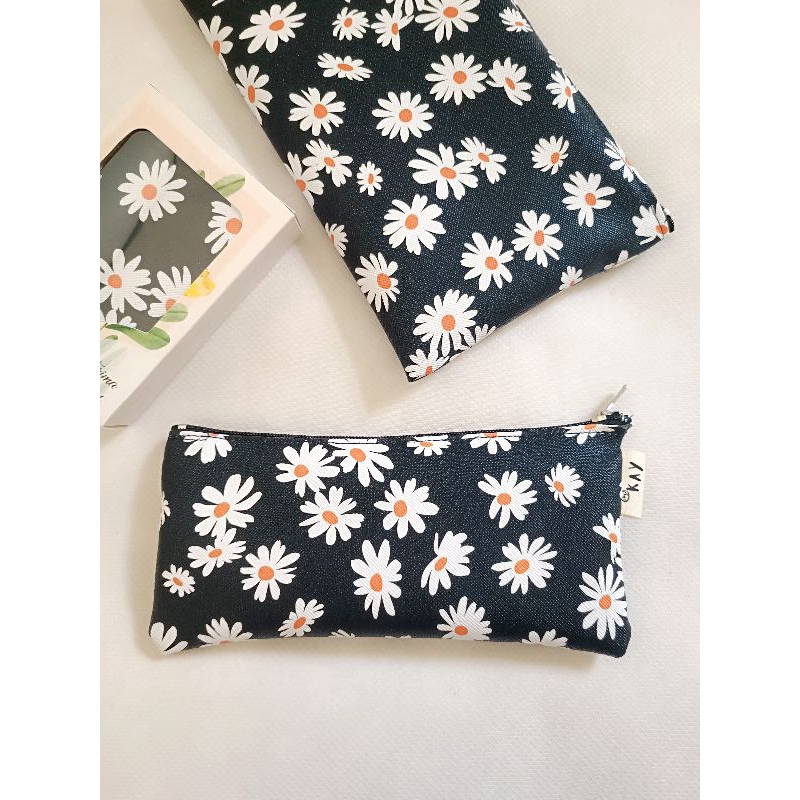 

DAISY PENCIL CASE