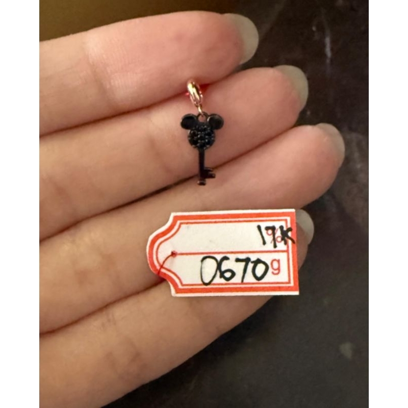 Liontin emas 75 kunci mickey hitam