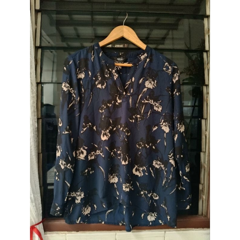 Preloved Blouse Wanita Simply Vera Wang Size M Biru Navy Bunga