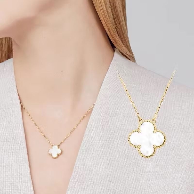 Kalung titanium fashion wanita motih bunga putih warna bolak balik warna gold