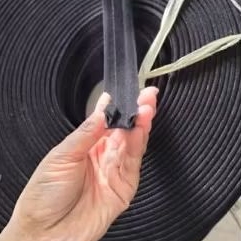 Karet Bludru Run Chanel Kaca Pintu Depan Mobil Futura TSS L300