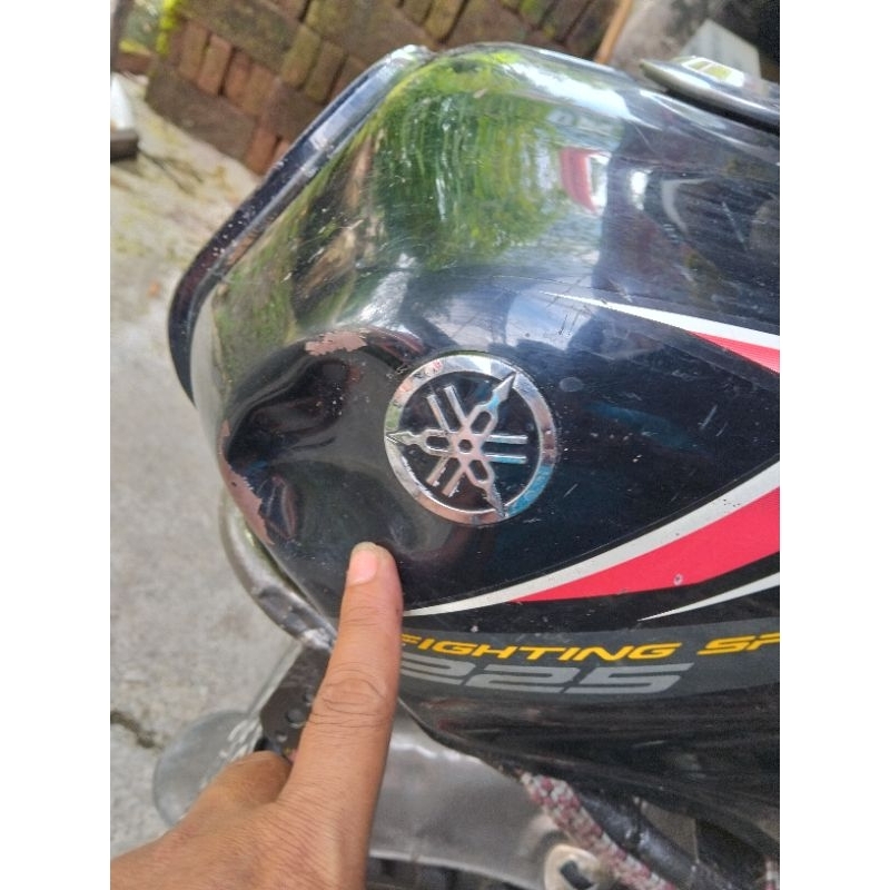 tangki Yamaha Scorpio ada minus penyok di depan emblem kiri kena stang