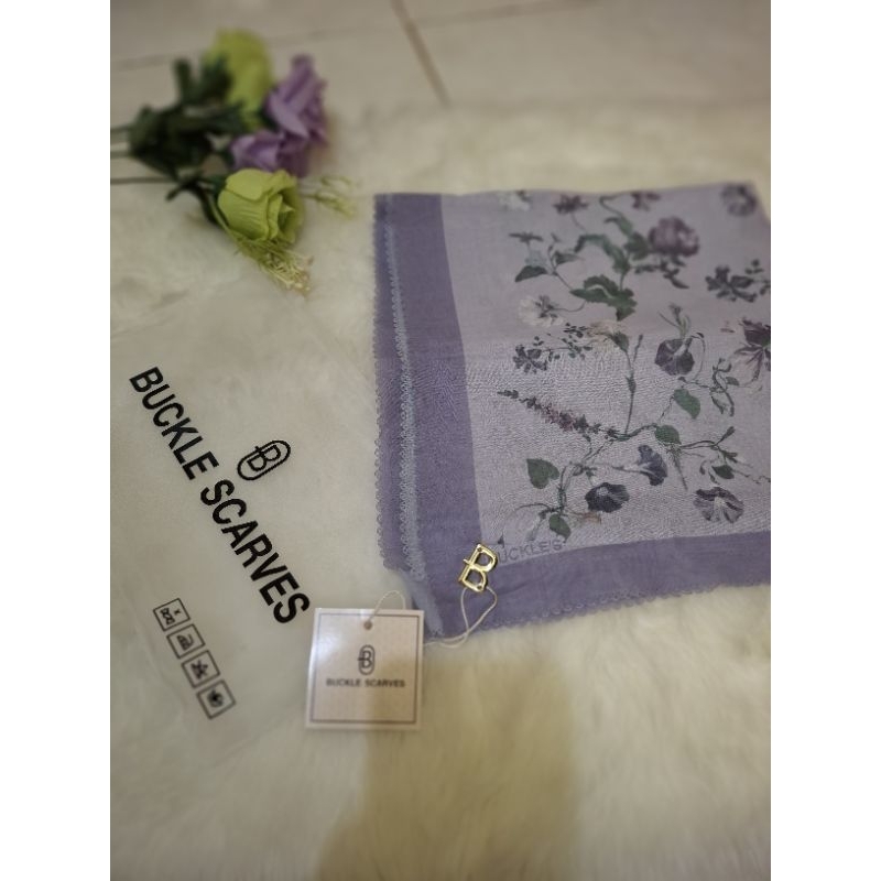 JILBAB SEGIEMPAT BUCKLE SCARVES MOTIF UNGU POUCH BY AZARA