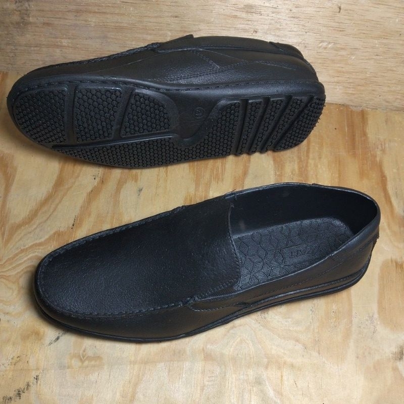 Sepatu Pansus Pria AB350 Karet Hitam