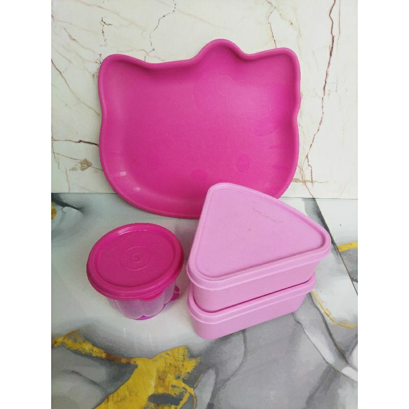 tempat makan piring hello kitty, wadah puding, segitiga carousell tupperware preloved second