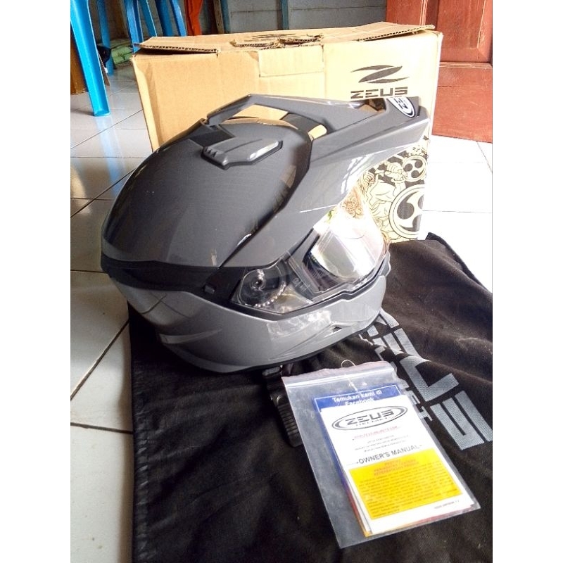 HELM ZEUS 913C LIKE NEW