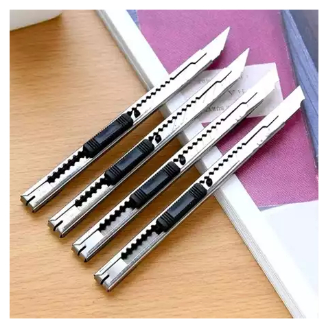 

MM Cutter Mini Bone Pisau Kecil Mini Karakter Tulang Viral Cutter Motif Tulang