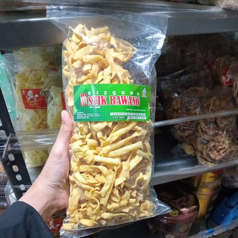 

rizquina stik bawang atau keripik bawang oleh oleh khas magelang