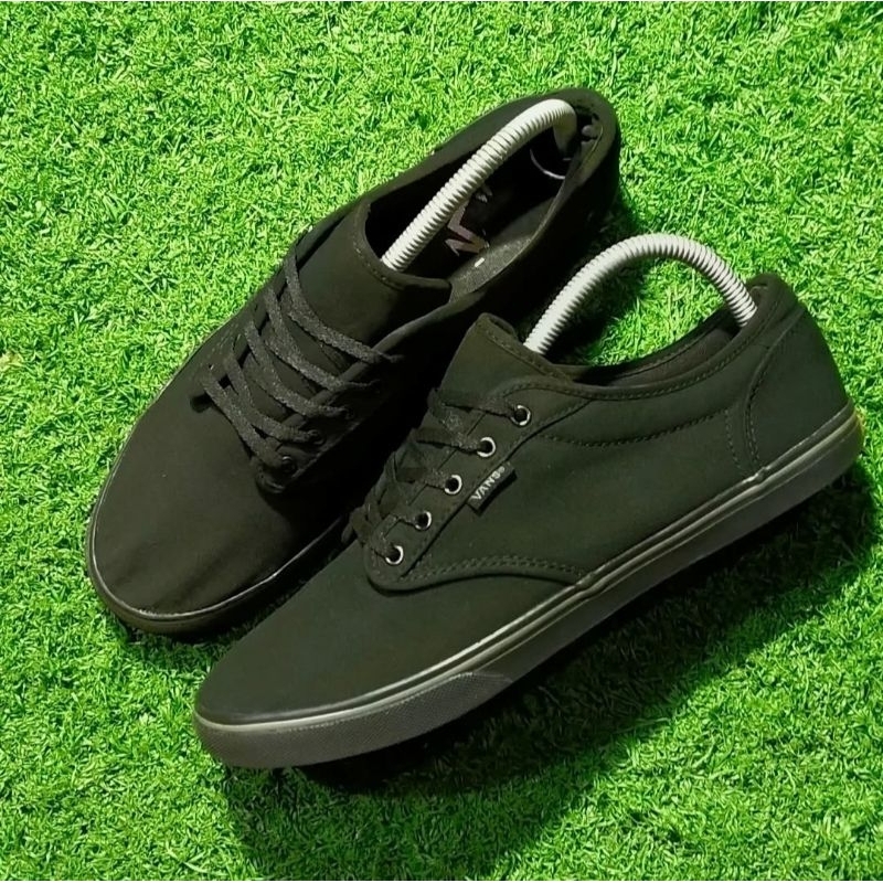 Sepatu Sneakers Hitam Putih