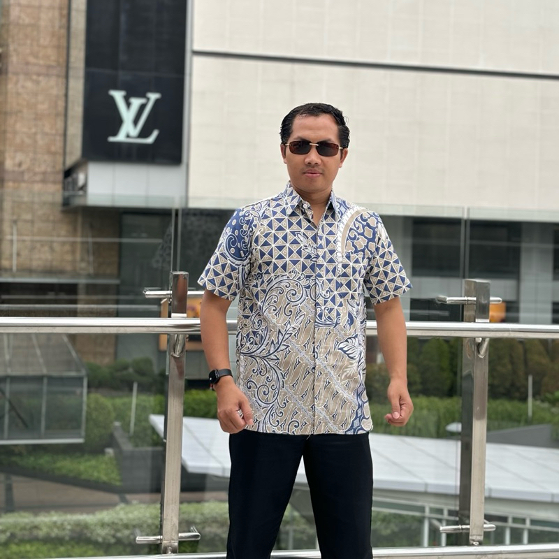 Hem batik pria 910 bahan katun lengan pendek biru cream