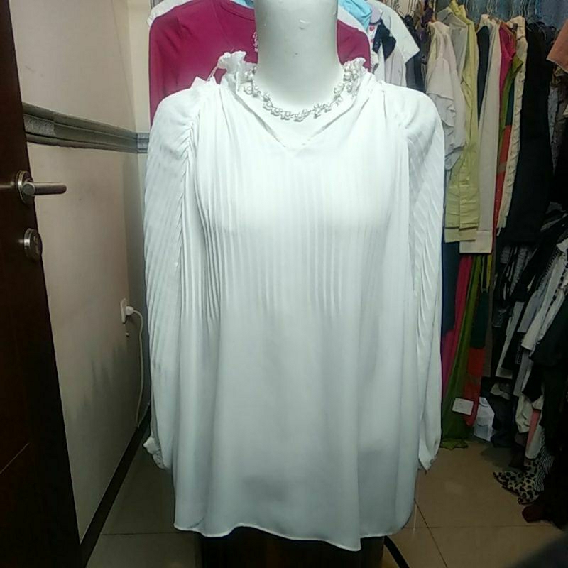 blouse plisket putih