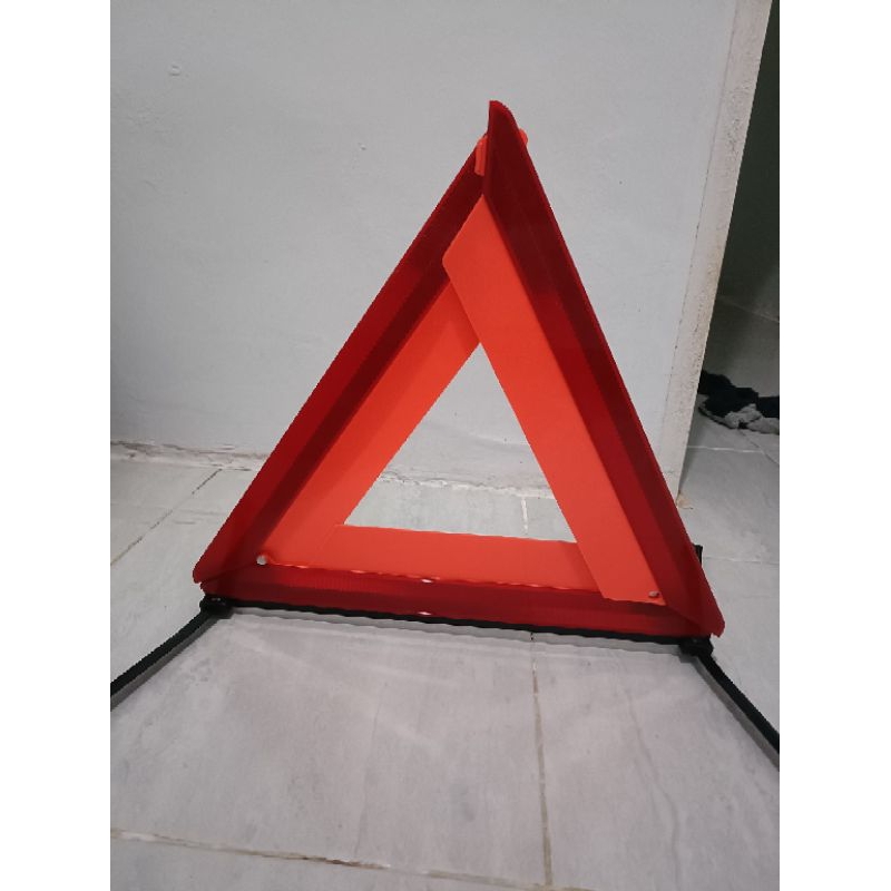 segitiga pengaman mobil mogok ganti ban memantulkan cahaya ORI Toyota emergency kit