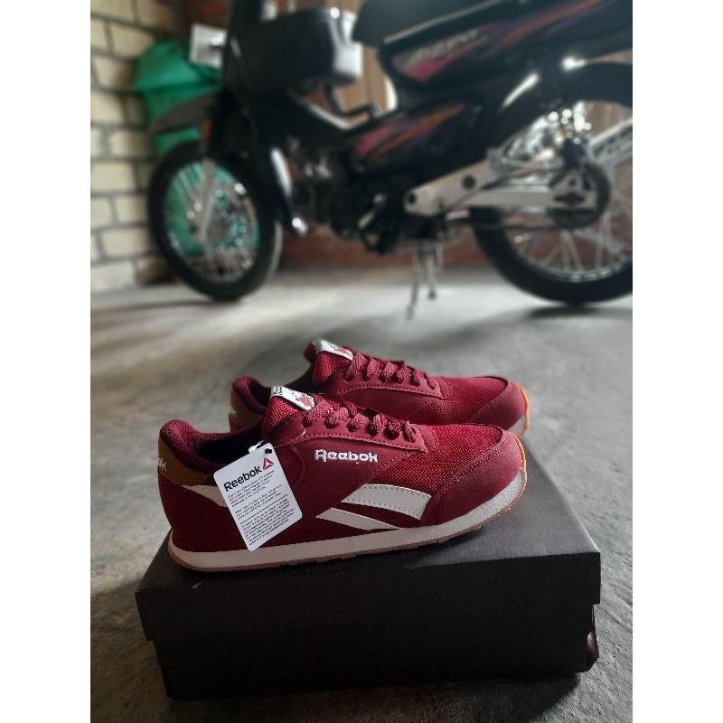 sepatu reëbøk merah sepatu olahraga sepatu jongging sepatu sneakers