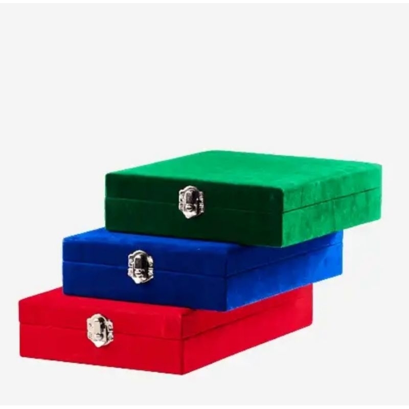 

Box plakat kayu bludru premium