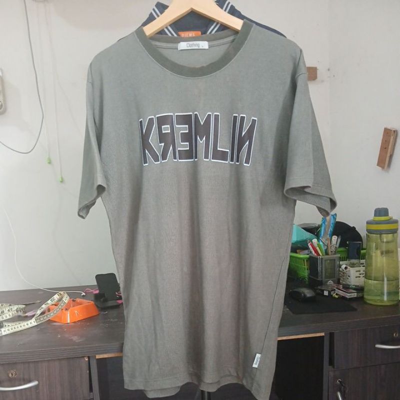 Kaos katun CLOTHING X KREMLIN super tebal  second Original warna abu kehijauan kerah masih kencang  