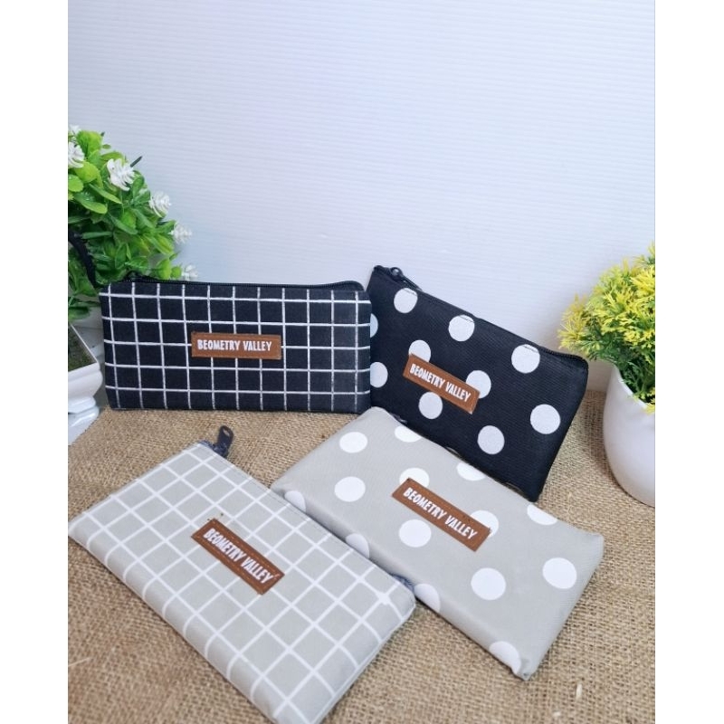 

Tempat pensil dinir polkadot dan garis