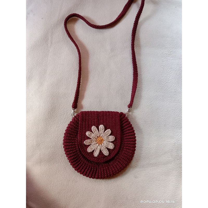 Tas slempang rajut bulat motif bunga
