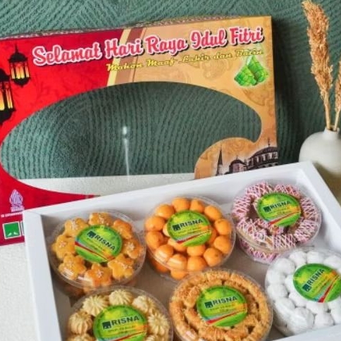 

Hamper Lebaran Risna Cookies isi 6 250 gram kukis/ kue kering