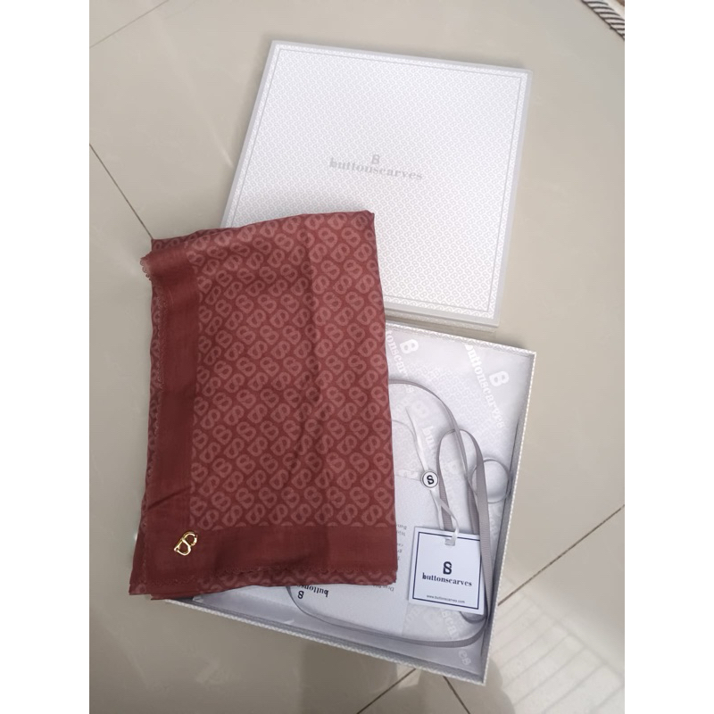 Tapis monogram buttonscraves