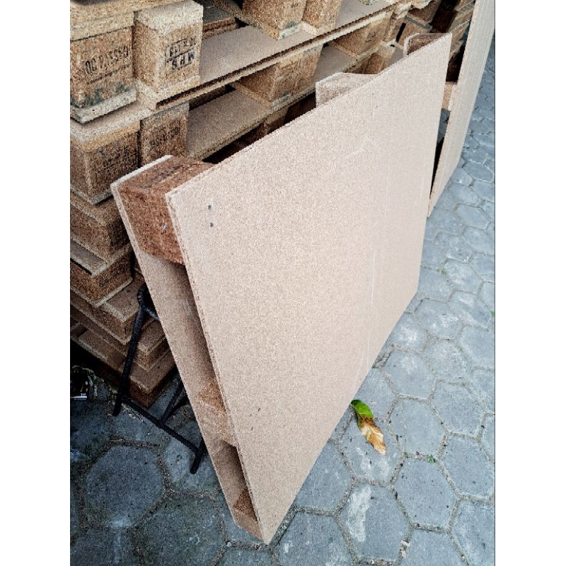 

PALET KAYU PARTICIAL BOARD MDF 113X94x12 (BEKAS) PEREDAM SUARA