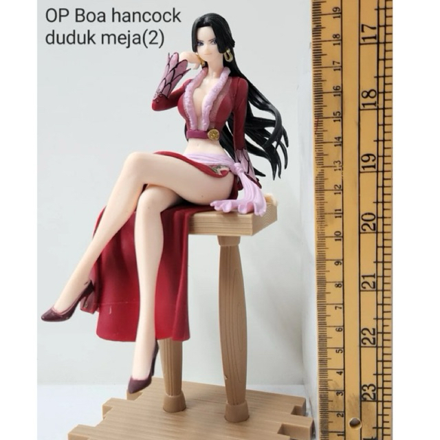 Figure Boa Hancock duduk di bangku