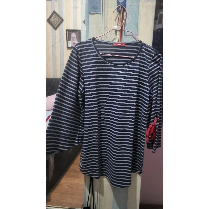 (Preloved) Kaos Graphis Garis Biru Abu