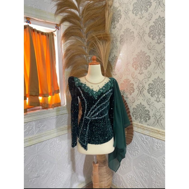 Kebaya bludru squin hiasan pita pinggang dan selendang.