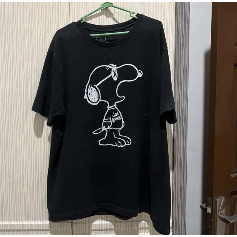 Kaos uniqlo x kaws x peanuts