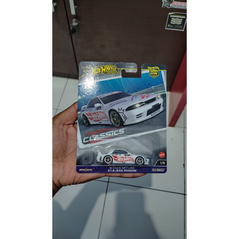 Hot wheels premium r32 pandem