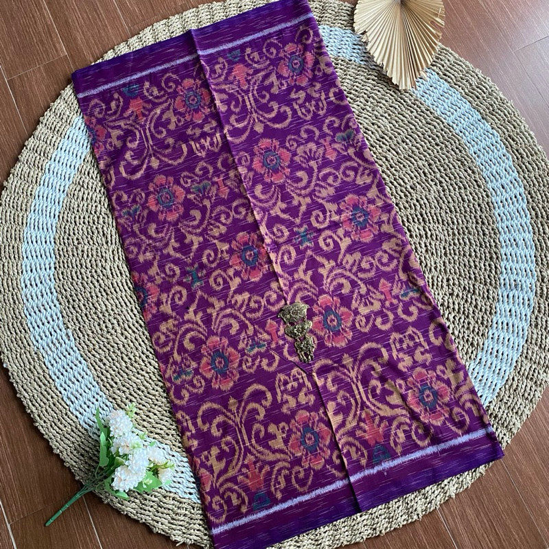 KAIN TENUN ENDEK MOTIF DOUBLE IKAT PATRA ANTIK WARNA DASAR UNGU GRINGSING 3