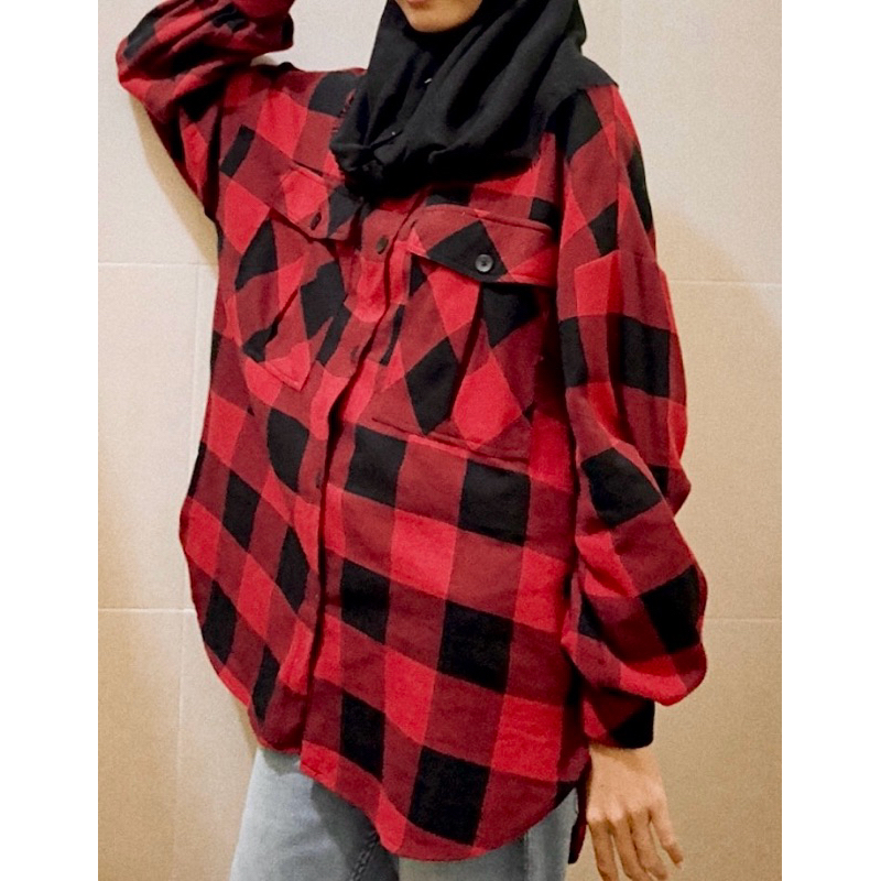 (Preloved/Second) Kemeja flanel kotak-kotak wanita brand stradivarius, warna merah hitam