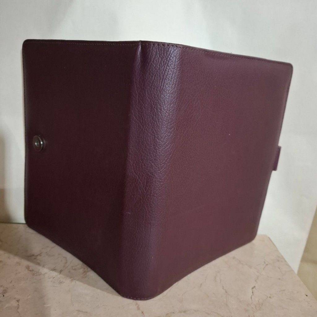 

Binder Coklat Dan Hitam