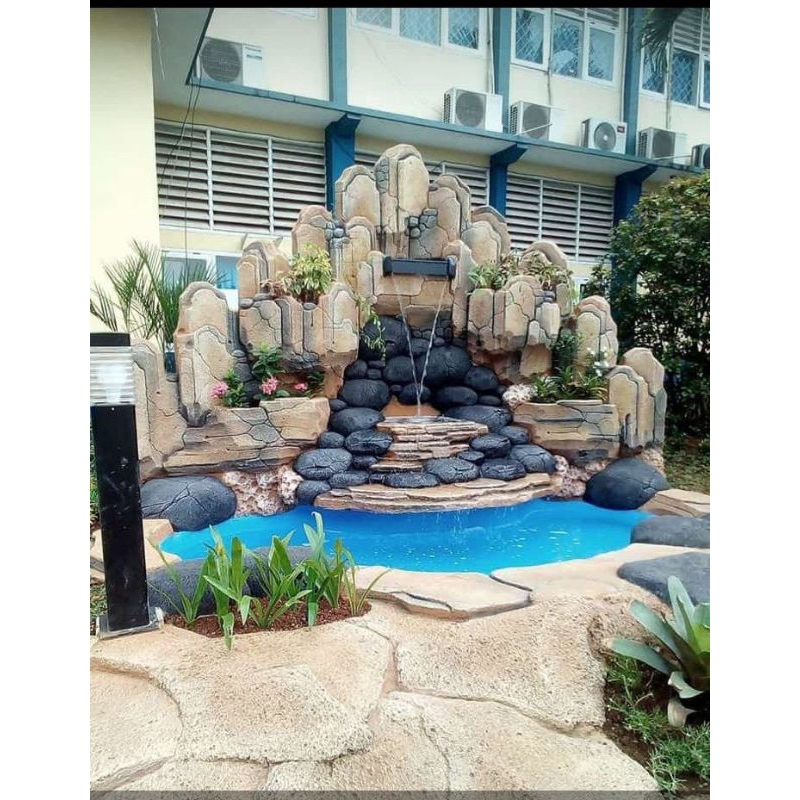 Taman relief tebing kolam ikan