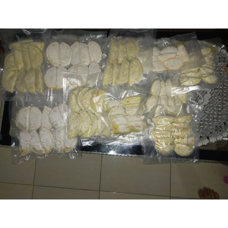 

cireng isi ayam suwir pedas kecil isi 10pc/pack frozen