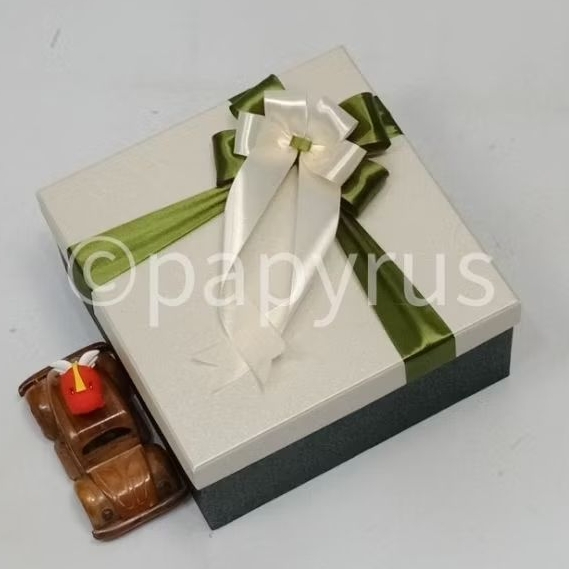 

PAPYRUS Kombinasi 22,5x22,5 Tinggi 10cm Kotak Kado Gift Box V2