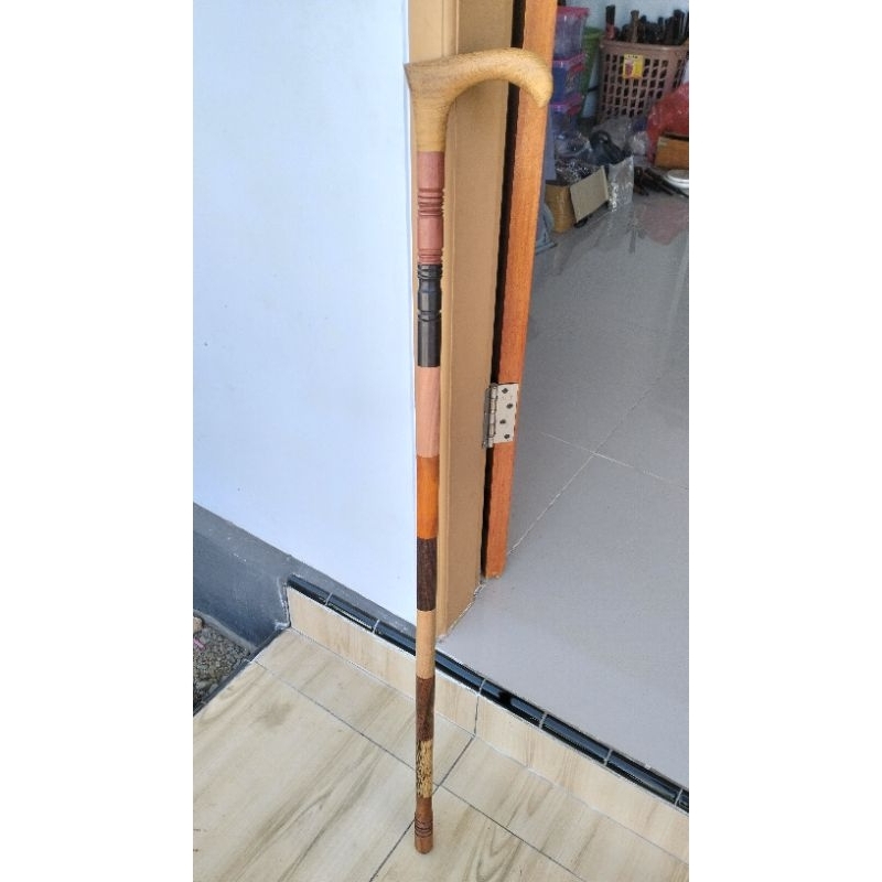 tongkat jalan kolaborasi kayu bertuah Nusantara