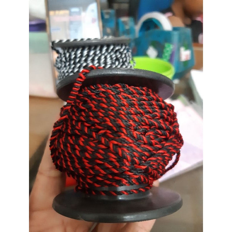 

Tali Tridatu Merah Hitam ukuran 1,5mm dapet 1meter
