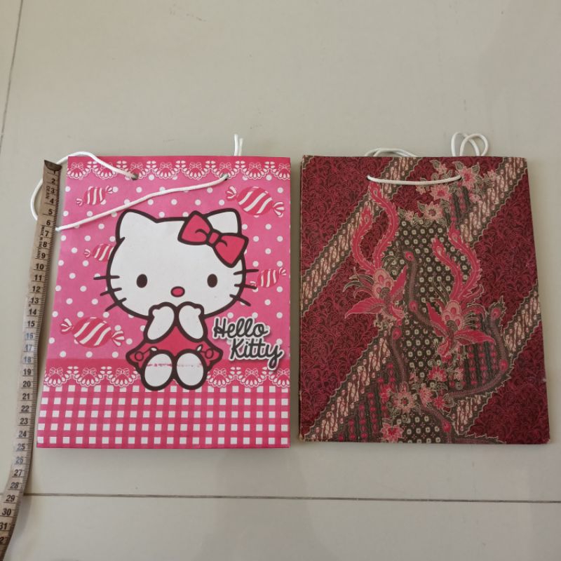 

Tas kado motif hello kitty batik